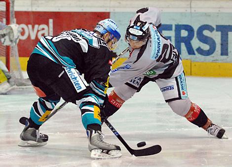 #20 Prad Burdie, Stuermer, Liwest Black Wings und die #26 Rob Hisey, Graz 99ers beim Bully.