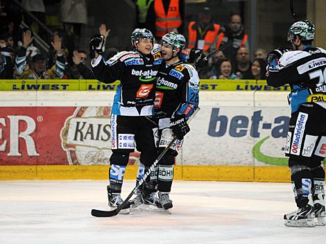 Daniel Mitterdorfer feiert mit Mike Ouellette sein Tor gegen Jesenice, EHC Liwest Black Wings Linz vs. HK Acroni Jesenice