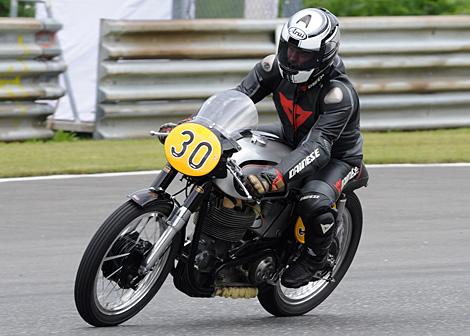 Norton Parade im Zuge des Classic Grand Prix, der Fahrer Nr. 30 Peter Kilian.