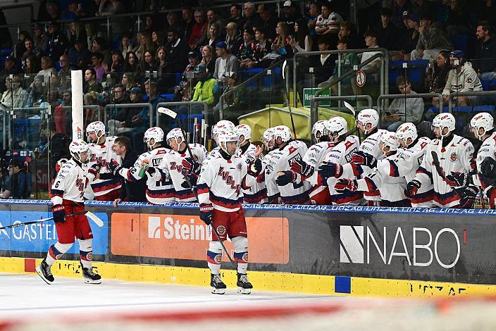 Das Team HKM Zvolen (SVK) feiert das Tor zum 1 zu 1, Steinbach Black Wings Linz - HKM Zvolen (SVK), Linz AG Eisarena 