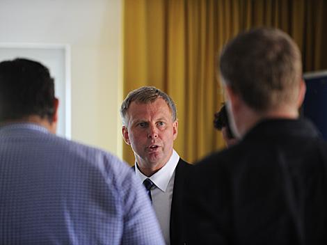 Trainer Robert Daum im Gespraech mit der Presse.