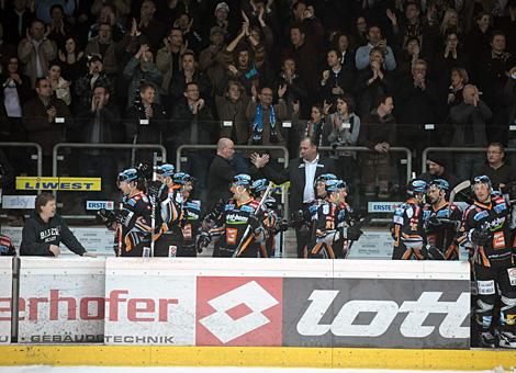 Die Spielerbank nach Matchende Kim Collins und Rick Nasheim Liwest Black Wings Linz