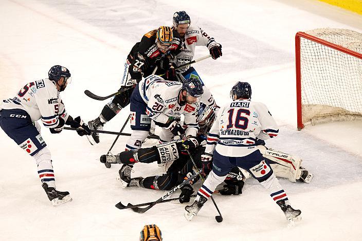 Shawn St.Amant (Steinbach Black Wings Linz) und Stefan Gaffal (Steinbach Black Wings Linz) vor Tormann Oliver Roy (Hydro Fehervar AV 19) Steinbach Black Wings Linz vs Hydro Fehervar AV 19, 20. Runde ICE Hockey League, Steinbach Black Wings Linz, Linz AG Eisarena 