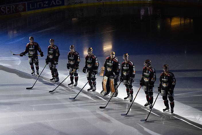 Das Team der Steinbach Black Wings Linz, Steinbach Black Wings Linz vs HC TIWAG Innsbruck - Die Haie. Runde 35, ICE Hockey League, Steinbach Black Wings Linz, Linz AG Eisarena 
