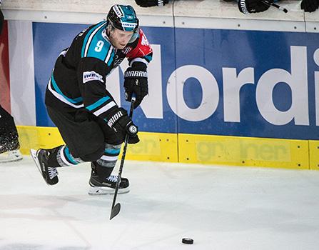 Jason Ulmer (EHC Liwest Black Wings Linz, #9), EHC Liwest Black Wings Linz vs TPS Turku 