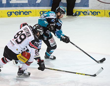Rob Hisey (EHC Liwest Black Wings Linz) und Jan Lattner (HC Orli Znojmo),  EHC Liwest Black Wings Linz vs HC Orli Znojmo, 4. Semifinale