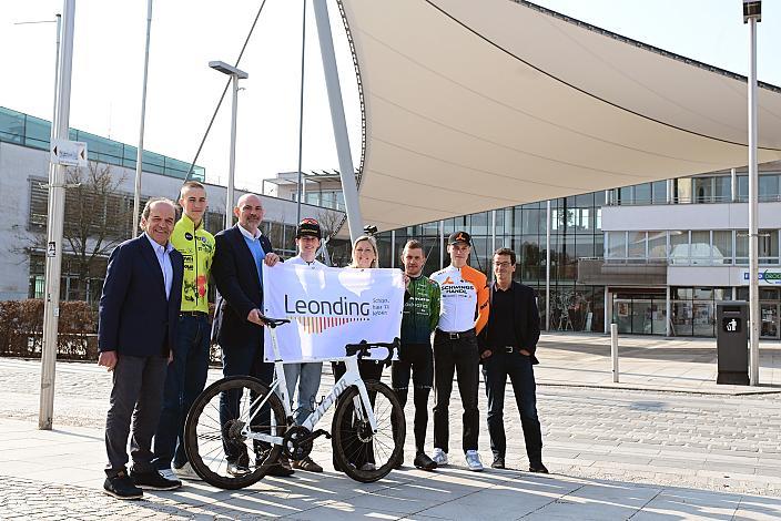v.l. Paul Resch (Präsident LRV Oberösterreich), Mattheo Zambelli (RC Ovilava Wels), Stadtrat Peter Gattringer, Michael Hettegger (AUT, Junioren), Bürgermeisterin Dr. Sabine Naderer-Jelinek, Leonding, Riccardo Zoidl (AUT, Hrinkow Advarics), Thomas Schwingshandl (CEO Fa. Schwingshandl), Gregor Stadlbauer (AUT, Cycling Team Schwingshandl). Pressekonferenz zum 65. Rad Saison Eroeffnungsrennen Leonding