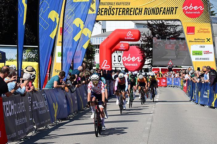 Zieldurchfahrt in Ried im Innkreis 2. Etappe Eferding - Ried im Innkreis, 15. Int. Raiffeisen OÖ-Radrundfahrt UCI Kat. 2.2