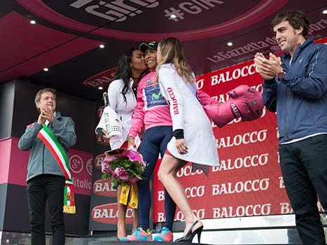 Nairo Quintana, COL (#121, Movistar Team) in Rosa und Fernando Alonso