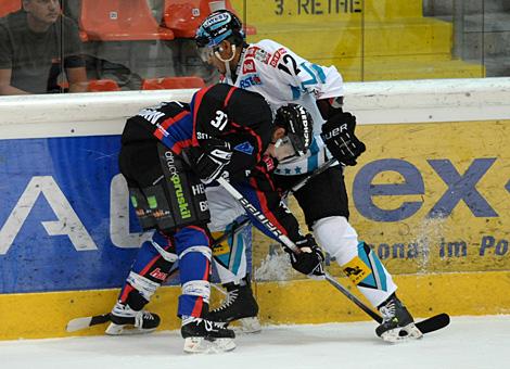 #12 Rich Bronilla, Liwest Black Wings Linz im Duell mit der #37 Richard Girard, ERC Ingolstadt.