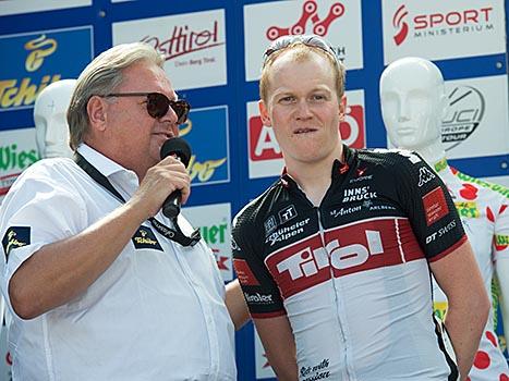 Dominik Hrinkow, Tean Tirol Cycling am Start in Waidhofen an der Ybbs mit Toursprecher Harry Mayer.