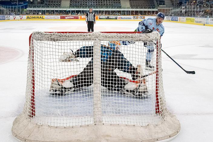 Tormann Rasmus Tirronen (Steinbach Black Wings Linz) hält alle Penaltys der Straubing Tigers, hier gegen Tim Brunnhuber (Straubing Tigers), Testspiel Steinbach Black Wings Linz vs Straubing Tigers, Linz AG Eisarena, pre season