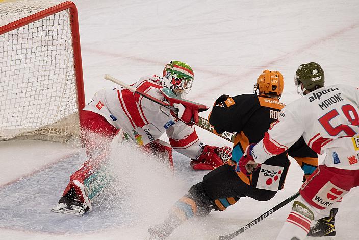 Emilio Romig (Steinbach Black Wings Linz) vor Tormann Justin Fazio (HCB Suedtirol Alperia) Steinbach Black Wings Linz vs HCB Suedtirol Alperia, bet-at-home ICE Hockey League