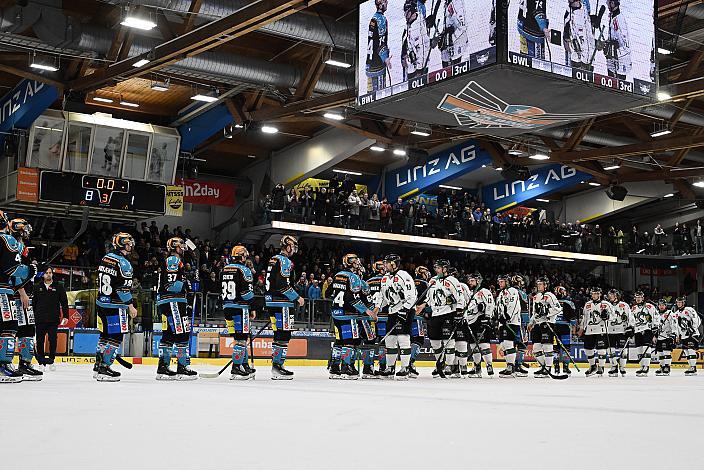 Das Team der Steinbach Black Wings Linz feiern den Heimsieg über die  Laibacher, Win2Day ICE Hockey League,  Steinbach Black Wings Linz vs Olimpija Ljubljana,  Linz AG Eisarena