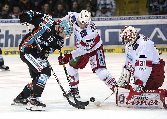 Im Bild: Valentin Leiler (EHC Liwest Black Wings Linz), Petter Hansson (EC KAC), Tormann David Madlener (EC KAC) Eishockey,  EHC Liwest Black Wings Linz vs EC KAC