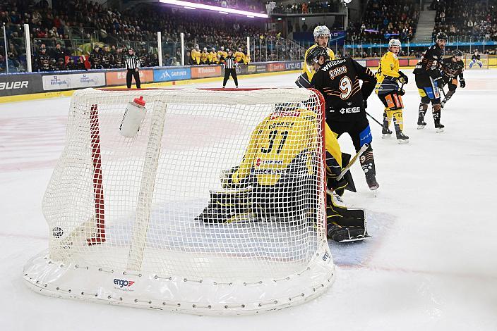 Tor durch Logan Roe (Steinbach Black Wings Linz), Emilio Romig (Steinbach Black Wings Linz), Tormann Evan Cowley (Vienna Capitals), 16. Runde ICE, Steinbach Black Wings Linz vs Vienna Capitals, Linz AG Eisarena 