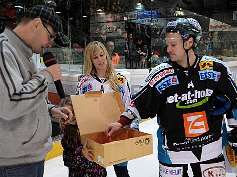 Curtis Murphy, Linz zieht die Preise der Ladys Charity, EHC Liwest Black Wings Linz vs. HK Acroni Jesenice