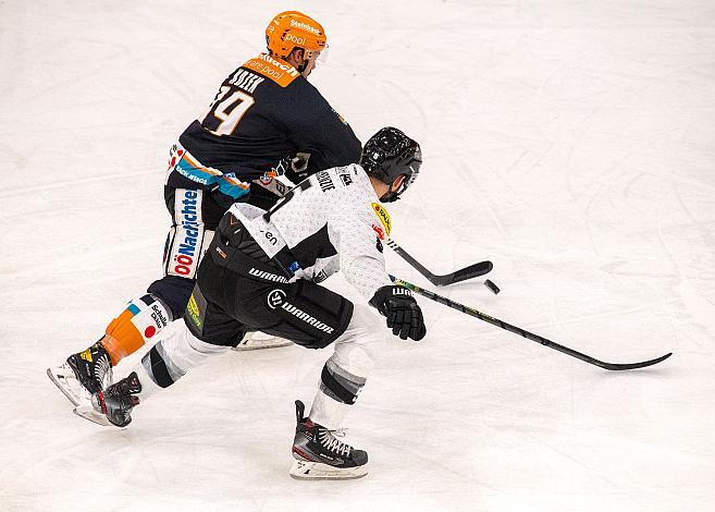 Andrew Kozek (Steinbach Black Wings 1992), Matthew MacKenzie (Dornbirn Bulldogs) Steinbach Black Wings 1992 vs EC KAC,  Eishockey, Bet at Home ICE Hockey League