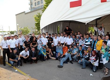 Die Spieler der Liwest Black Wings und die Fans im Hallenvorbereich.