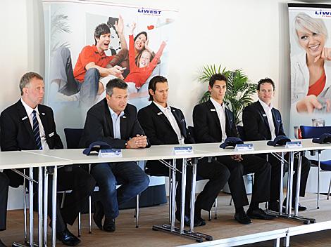 Praesident Ing. Peter Freunschlag spricht vor der versammelten Presse.
von. links Trainer Robert daum, Ing. Peter Freunschlag, Philipp Lukas, Daniel Oberkofler, Curtis Murphy 