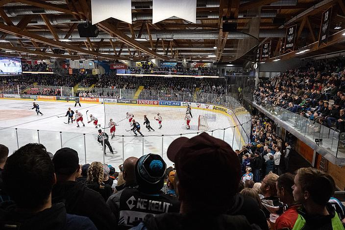 Gut besuchte Halle in Linz Steinbach Black Wings Linz vs EC Red Bull Salzburg, 17. Runde ICE Hockey League, Steinbach Black Wings Linz, Linz AG Eisarena 
