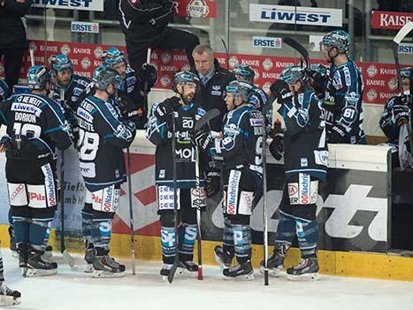 Spielerbank, mit Robert Daum, EHC Liwest Black Wings Linz vs UPC Vienna Capitals 3. SF