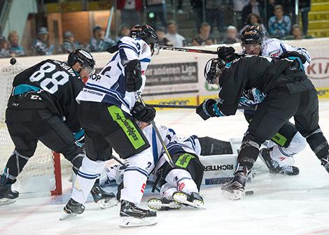 Brian Lebler (EHC Liwest Black Wings Linz) vor Tormann Dimitri Pätzold (Straubing Tigers)  EHC Liwest Black Wings Linz  vs Straubing Tigers
Brian Lebler (EHC Liwest Black Wings Linz) vor Tormann Dimitri PÃ¤tzold (Straubing Tigers)  EHC Liwest Black W