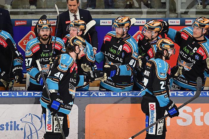 Graham Knott (Steinbach Black Wings Linz) und Shawn St.Amant (Steinbach Black Wings Linz) an der Spielerbank, Semifinale 2, Win2Day ICE Hockey League, 2. Semifinale, Steinbach Black Wings Linz vs EC KAC,  Linz AG Eisarena 