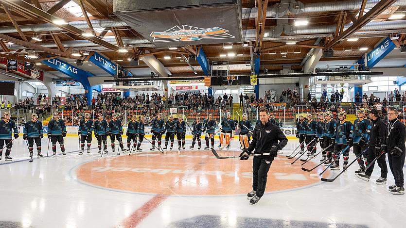 Head Coach Philipp Lukas (Steinbach Black Wings Linz) und das Team der Steinbach Black Wings Linz, Steinbach Black Wings Linz Steinbach Black Wings Linz, Linz AG Eisarena 