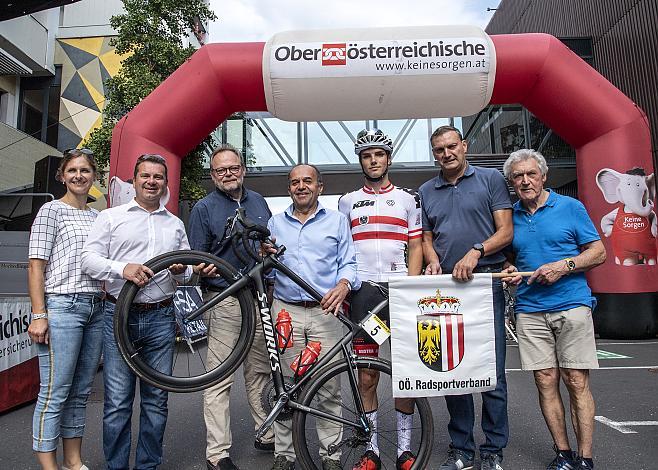 Helga Mitmasser (Tour - Direktorin), Paul Resch (PrÃ¤sident LRV OberÃ¶sterreich), VizebÃ¼rgermeister Christian Partoll, BÃ¼rgermeister Manfred Baumberger, Generaldirektor Dr. Josef Stockinger (OÃ– Versicherung), Nikolas Riegler, Team Ã–sterreich, Traun - Marchtrenk, OberÃ¶sterreich Junioren Rundfahrt