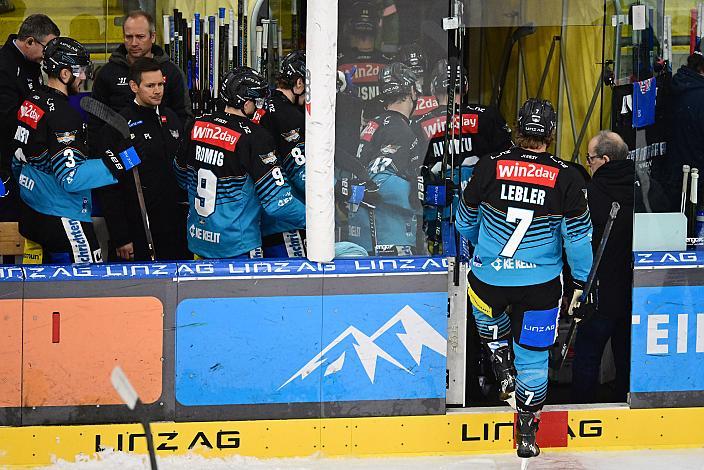 Brian Lebler (Steinbach Black Wings Linz) und das Team der Steinbach Black Wings Linz, 33. Runde ICE, Steinbach Black Wings Linz vs HCInnsbruck, Linz AG Eisarena