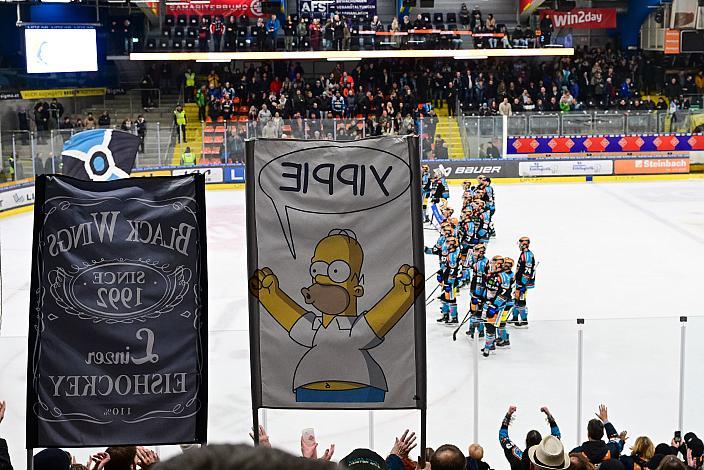 Das Team der Steinbach Black Wings Linz feiern den Heimsieg über die Graz 99ers, Win2Day ICE Hockey League,  Steinbach Black Wings Linz vs Moser Medical Graz 99ers,  Linz AG Eisarena 
