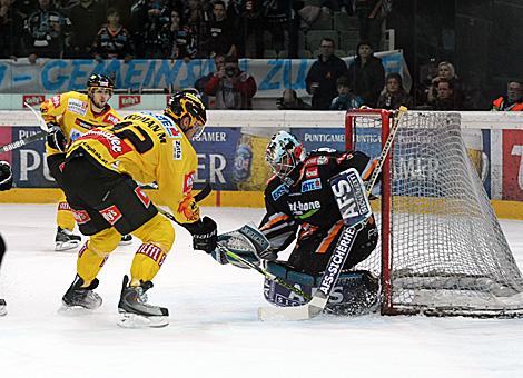 Alex Westlund Liwest Black Wings Linz klaert vor Marcel Rodman EV Vienna Capitals