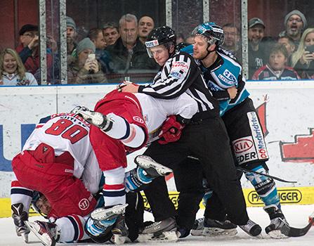 Kevin Moderer (EHC Liwest Black Wings Linz) und Brett Sterling (EC Red Bull Salzburg), EC Red Bull Salzburg vs EHC Liwest Black Wings Linz 