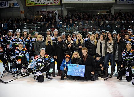 Der Scheck der Ladys-Charity wird von den Spielerfrauen uebergeben, Liwest Black Wings Linz vs. EC Moser Medical Graz 99ers