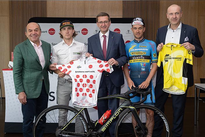v.l. Paul Resch (Präsident LRV Oberösterreich), Raphael Hammerschmid (AUT, Hrinkow Advarics), Wirtschafts- und Sport-Landesrat Markus Achleitner (Oberösterreich), Riccardo Zoidl (AUT, Team Felbermayr Simplon Wels), Leiter Konzernkommunikation der Raiffeisenlandesbank OÖ Dr. Bernhard Marckhgott, Pressekonferenz Int. Raiffeisen Oberösterreich Rundfahrt (UCI Kat. 2.2), Olympiazentrum Linz