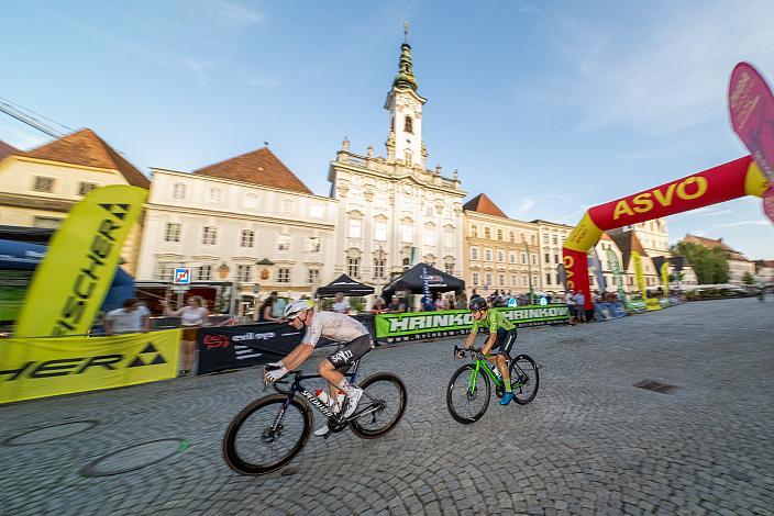 Florenz Knauer (GER, Team 54x11) siegt vor Marvin Hammerschmid (AUT, Hrinkow Advarics) 25. Int. ASVÖ - HRINKOW City Kriterium Steyr, MTB-Nachwuchs vom Laufrad bis U17, ÖRV, Radsport, Mountainbike ELITE Rennrad