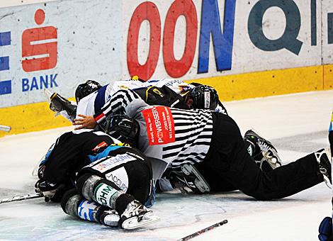 Rauferei nach einem Foul an Baumgartner,  Liwest Black Wings Linz vs Straubing Tigers 
