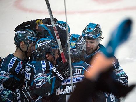 Linz feiert, EHC Liwest Black Wings Linz vs HCB Suedtirol, 7. Viertelfinale