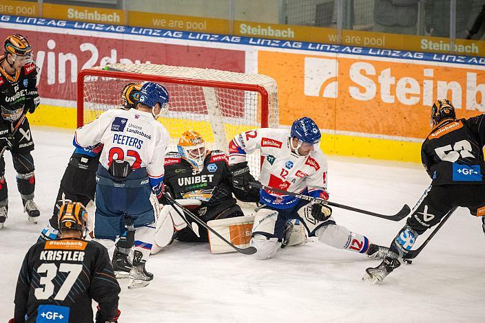 Stefan Gaffal (Steinbach Black Wings Linz), Tormann Rasmus Tirronen (Steinbach Black Wings Linz), Alexander Moser (Steinbach Black Wings 1992), Clemens Paulweber (HC Tiwag Innsbruck - Die Haie), Braeden Shaw (HC Tiwag Innsbruck - Die Haie) Steinbach Black Wings Linz vs HC TIWAG Innsbruck - Die Haie. Runde 35, ICE Hockey League, Steinbach Black Wings Linz, Linz AG Eisarena 
