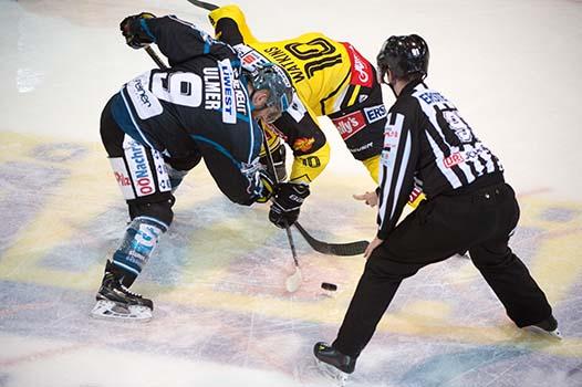 Jason Ulmer, Linz vor Matt Watkins, Vienna, EHC Liwest Black Wings Linz vs UPC Vienna Capitals 3. SF