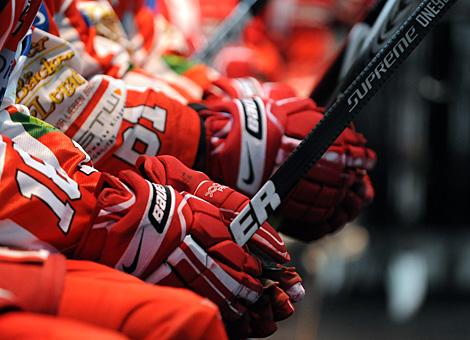 Detail, KAC Handschuhe auf der Spielerbank.