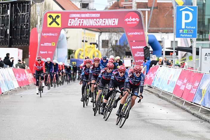 Team Felt - Felbermayr (AUT) an der Spitze des Feldes  63. Saison Eroeffnung Leonding Herren, Road Cyling League Austria