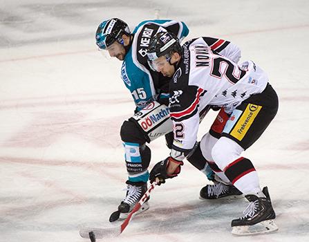 Brett McLean (EHC Liwest Black Wings Linz) und Patrik Novak (HC Orli Znojmo), EHC Liwest Black Wings Linz vs HC Orli Znojmo, 4. Semifinale