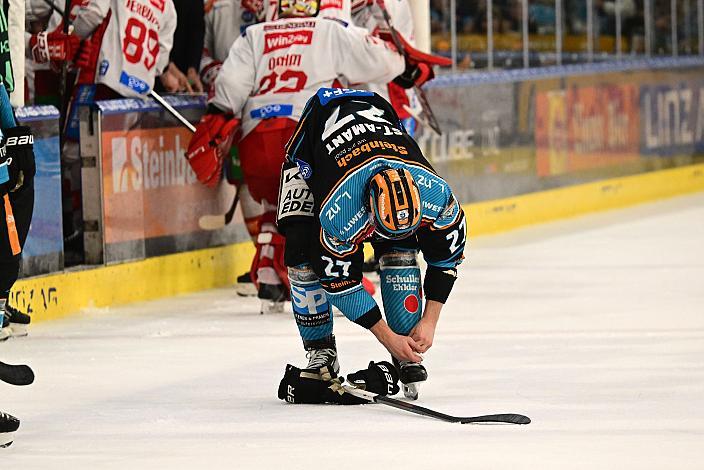 Shawn St.Amant (Steinbach Black Wings Linz) schnürt die Schuhe für ein Spiel 7, Semifinale 6, Win2Day ICE Hockey League, 2. Semifinale, Steinbach Black Wings Linz vs EC KAC,  Linz AG Eisarena 