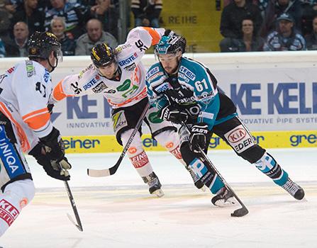 Patrick Spannring (EHC Liwest Black Wings Linz) und Patrick White (Moser Medical Graz 99ers), EHC Liwest Black Wings Linz vs Moser Medical Graz 99ers