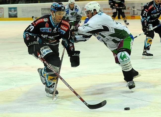 #79 Gregor Baumgartner, Stuermer, EHC Liwest Black Wings Linz im Angriff, gegen #22 reg Kuznik, HDD Tilia Olimpija Ljubljana . 