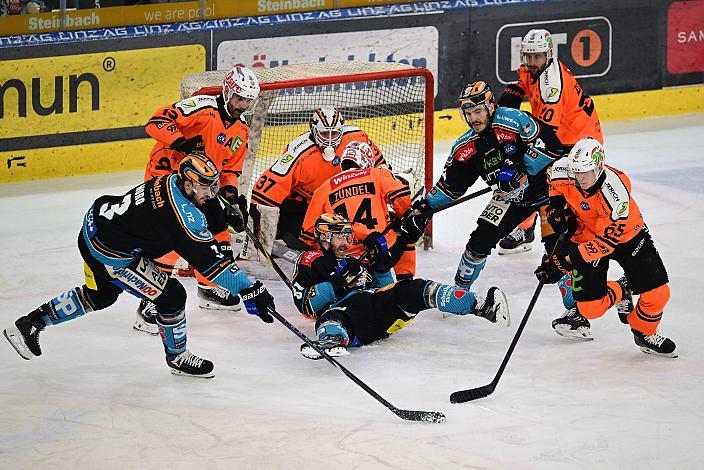 Julian Pusnik (Steinbach Black Wings Linz). Sean Collins (Steinbach Black Wings Linz), Nico Feldner (Steinbach Black Wings Linz), Tormann Jonas Gunnarsson (Moser Medical Graz 99ers) Win2Day ICE Hockey League,  5. Viertelfinale, Steinbach Black Wings Linz vs Moser Medical Graz 99ers,  Linz AG Eisarena 