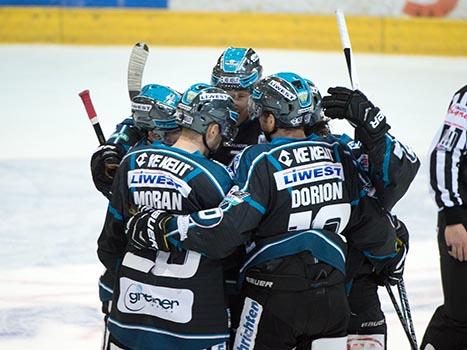 Linz feiert, EHC Liwest Black Wings Linz vs HCB Suedtirol, 3. Viertelfinale