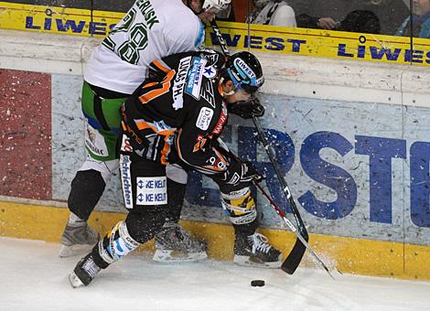 Philipp Lukas Liwest Black Wings Linz im Duell mit Nejc Berlisk HDD TILIA Olimpija Ljubljana
